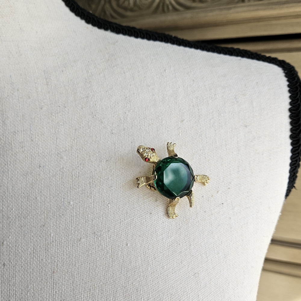 Vintage Brooch Green Glass Gold Tone Turtle Pin Brooch - Picture 9 of 11